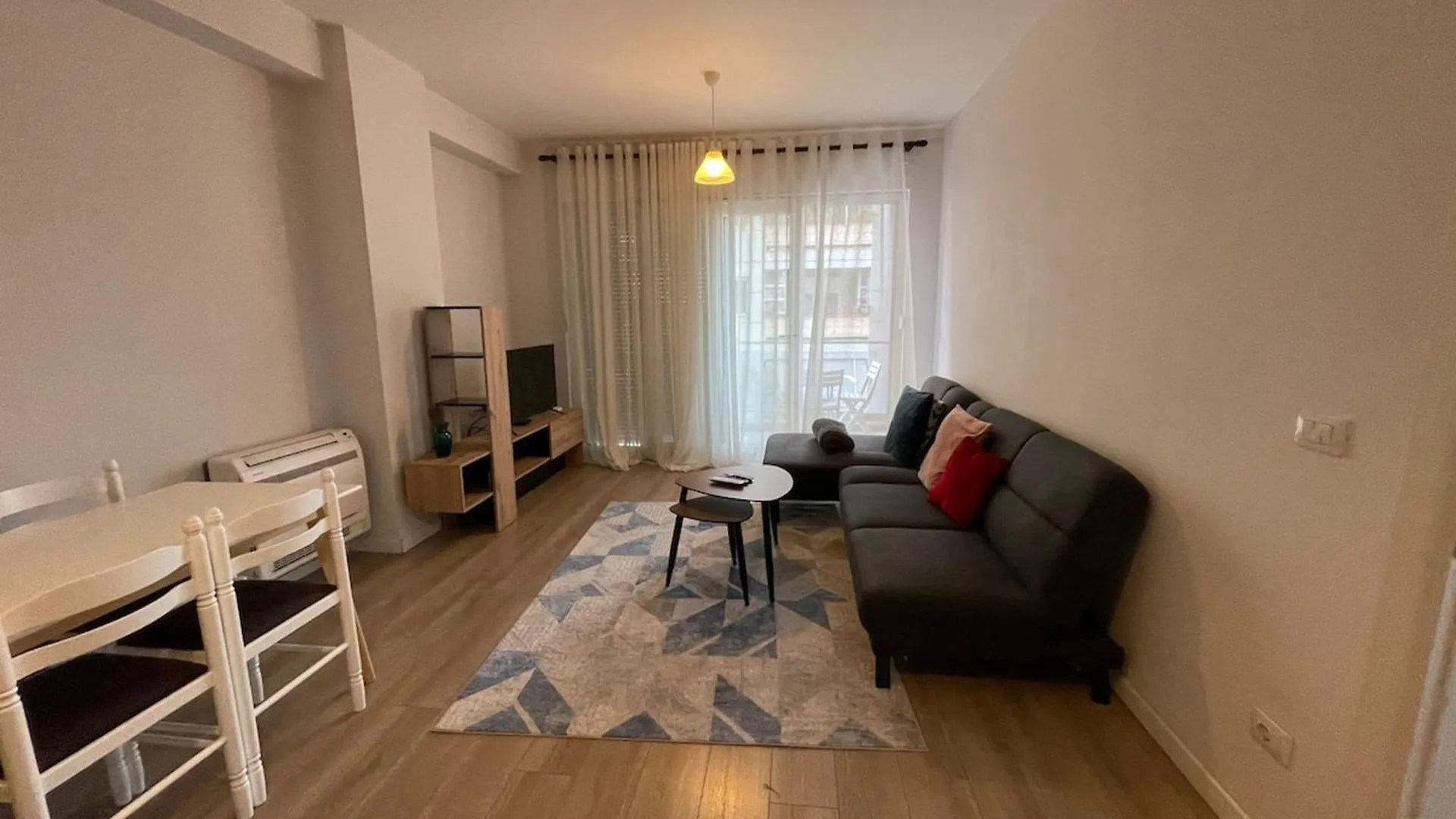 Bonbon 1 - Quiet Central 1 Bedroom Tirana Apartament