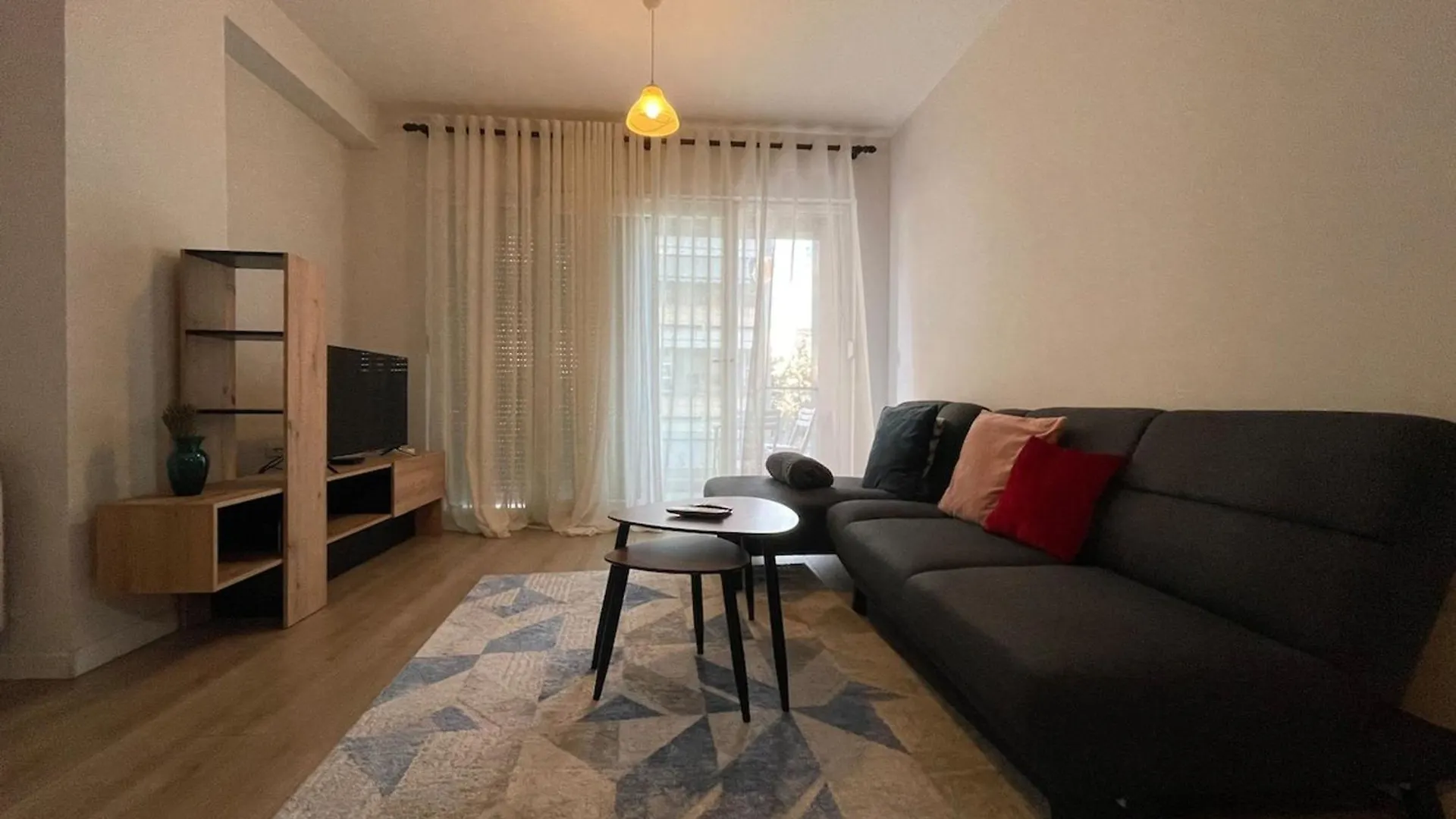 Bonbon 1 - Quiet Central 1 Bedroom Tirana Apartament