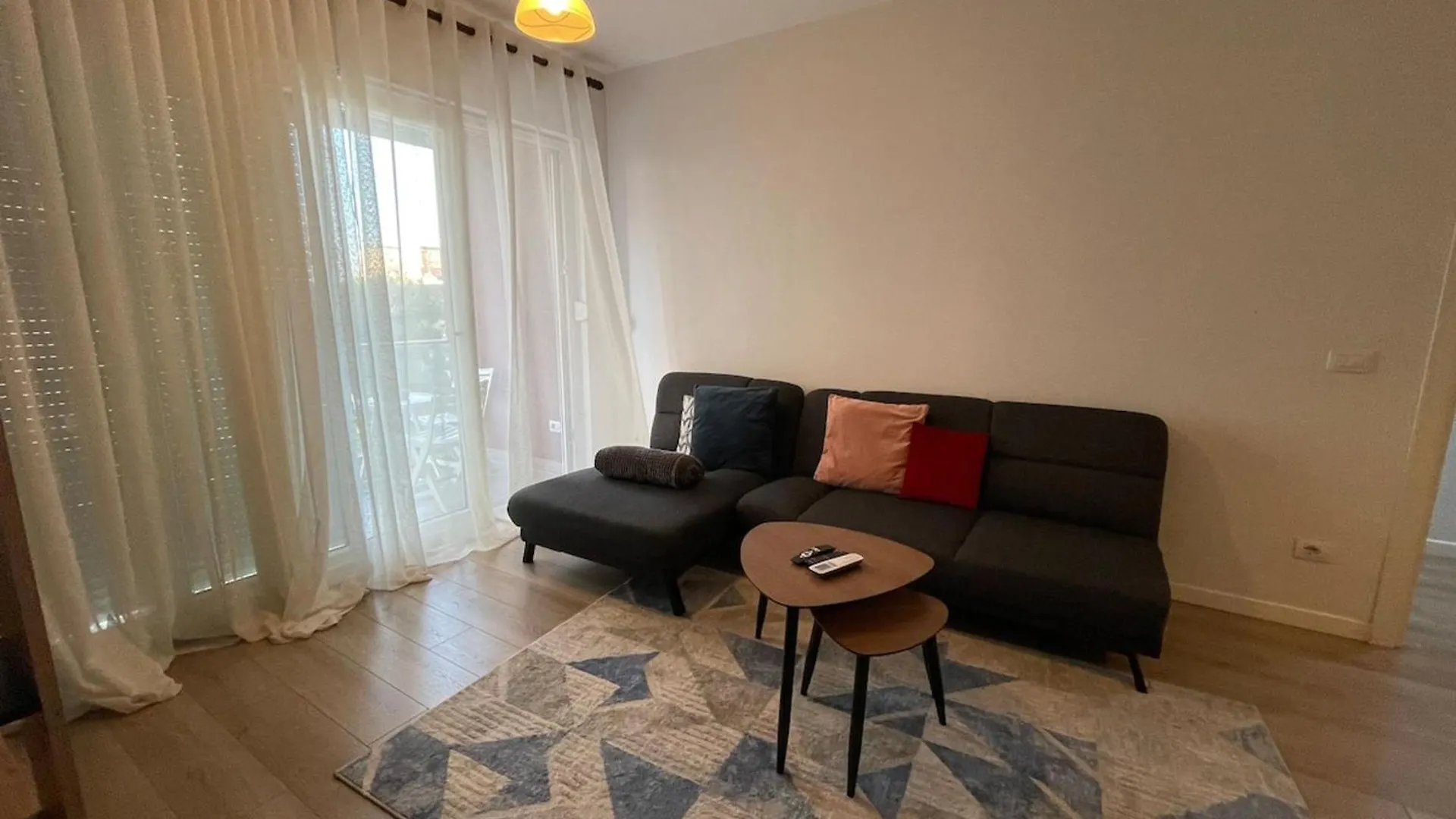 Bonbon 1 - Quiet Central 1 Bedroom Tirana